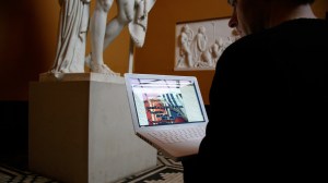 fullscreen_Tilbygningen-computer-og-skulptur